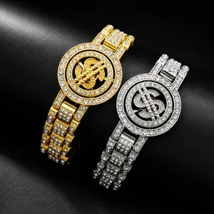 Dettaglio dei braccialetti hip hop ghiacciati in oro e argento con segni del dollaro rotanti