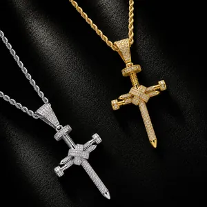 Gros plan du pendentif croix hip-hop avec design de clou glacé en or et argent.