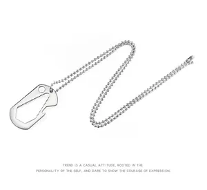 Détail d'un collier dog tag multifonction avec outil d'ouverture de bouteille