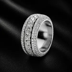Vue détaillée d'une bague cubaine rotative argentée avec pierres CZ étincelantes