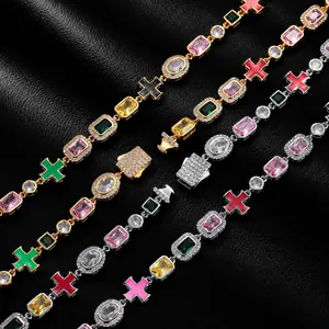 Detailansicht von Hip-Hop-Armbändern mit bunten Schmucksteinen und Kreuzanhängern