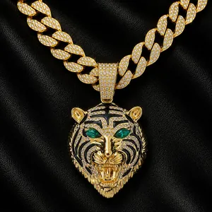 Iced Out Tigerkopf Anhänger mit grünen Smaragdaugen und dicker Panzerkette