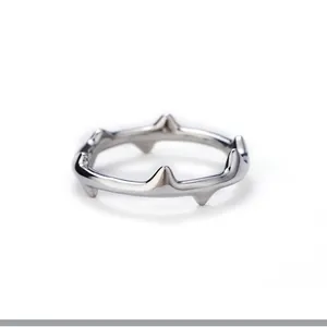 Nahaufnahme eines silbernen Dornenrings aus Edelstahl mit detailliertem, spitzen Design