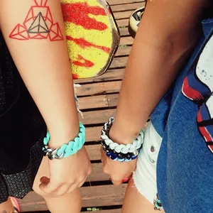 Nahaufnahme trendiger Kettengliederarmbänder aus Titanstahl und Silikon im Streetstyle-Look