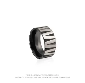 Macrodetail van een tweekleurige geometrische ring met geborstelde staaltextuur