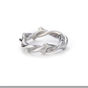 Detailansicht des silbernen Titanstahl-Herrenrings mit Dornen- und Ranken-Design