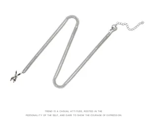 925 sterling zilveren ketting met schattige konijnenhanger op witte achtergrond