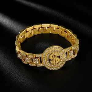 Dettaglio ravvicinato di bracciale hip-hop oro con strass pavé e simbolo dollaro rotante.