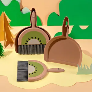 Lindo mini juego de escoba y recogedor con patrón de kiwi para escritorio