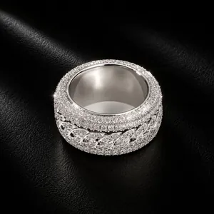 Gros plan sur une bague à maillons cubains rotative en argent avec pavage de zircon