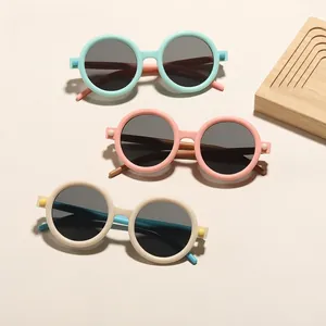 Drie stijlvolle ronde kinderzonnebrillen met UV-bescherming en trendy contrastkleuren