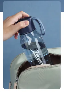 Gros plan d'une gourde de sport en PCTG bleu clair placée dans un sac à dos vert.