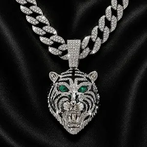 Detailaufnahme des Tigerkopf-Anhängers mit smaragdgrünen Augen an einer Panzerkette