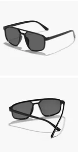Nahaufnahme der schwarzen Pilotenbrille mit hohlem Doppelsteg und UV-Schutz-Design