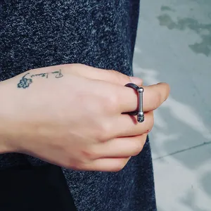 Anello retrò in acciaio al titanio con fibbia a ferro di cavallo e ancora, indossato