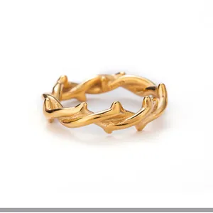 Detaillierte Nahaufnahme eines goldenen Dornen-Rings mit kunstvoller Oberflächenstruktur