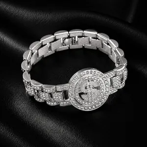 Vista dettagliata di un bracciale Cuban con segno del dollaro rotante in argento.