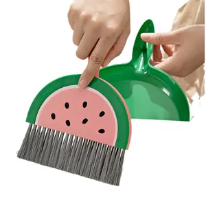 Mini juego de escoba y recogedor con forma de sandía para limpieza eficaz del hogar.