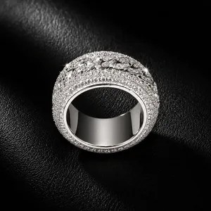 Gros plan d'une bague hip-hop argentée sertie de zircons avec maillons cubains rotatifs.