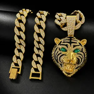 Detailansicht des vereisten Hip-Hop-Tiger-Anhängers mit grünen Augen und Goldpanzerkette