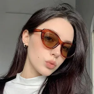 Κομψά vintage γυαλιά ηλίου cat-eye για γυναίκες με καφέ σκελετό ταρταρούγα σχέδιο