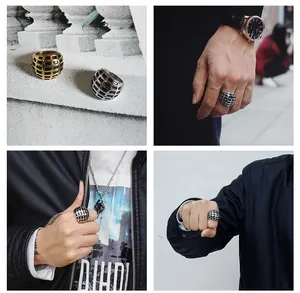Detailansicht eines klobigen Vintage-Rings mit Gittermuster in Gold und Silber.