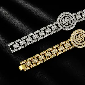 Dettaglio del bracciale hip hop con segno del dollaro rotante e strass pavé luccicanti.