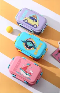 Detailansicht von drei bunten Cartoon-Lunchboxen für Studenten und Büro