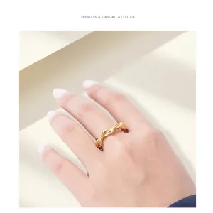 Detailansicht eines goldenen ewigen Reben-Dornenrings aus Titanstahl an einer Hand