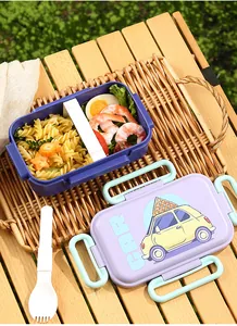 Geteilte Kunststoff-Brotdose mit Cartoon-Auto-Design auf einem hölzernen Picknicktisch