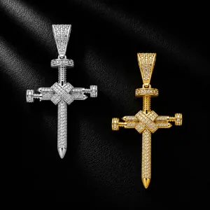 Pendentifs croix en clous hip-hop avec zircons pavés en tons or et argent sur cuir noir