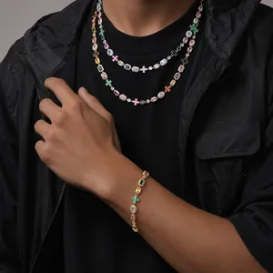 Hip-Hop Mann mit 8mm bunten Edelsteinkreuzketten und einem passenden Armband
