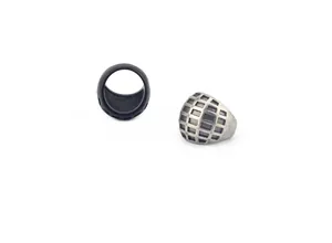 Detailansicht eines markanten Vintage-Punk-Rings mit Gittertextur und mattem Finish.