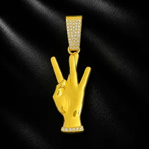 Primer plano detallado de un colgante de hip hop dorado con gesto de mano de tres dedos