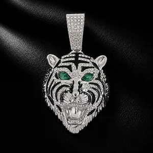 Detailaufnahme eines Hip-Hop-Tiger-Anhängers mit grünen Smaragdaugen und Kristallen