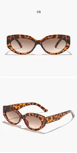 Vista dettagliata di occhiali da sole cat-eye leopardati con lenti sfumate marroni eleganti.