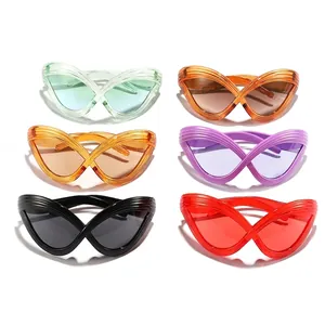 Stylische übergroße Cat-Eye-Sonnenbrille mit Infinity-Band-Rahmen in sechs lebhaften Farben