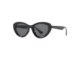 Vintage γυαλιά ηλίου cat-eye για γυναίκες με κομψό μαύρο σκελετό και σκούρους φακούς.