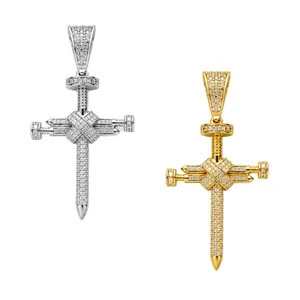Pendentif croix hip hop glacé avec design clou et vis pour hommes