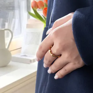 Eleganter goldener Edelstahlring mit Dornen-Design am Finger getragen