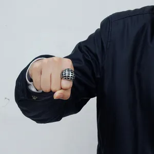 Großer Vintage-Ring mit schwarzem Gittermuster für modebewusste Damen und Herren