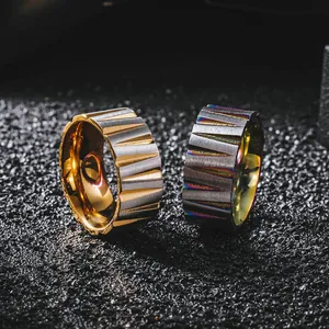 Industriële ring met onregelmatige facetten, goud en regenboog plating, hip-hop stijl