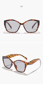 Voor- en zijaanzichten van cat-eye zonnebril met luipaardprint en grijze glazen