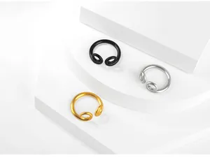 Detailansicht der Monkey King Titanstahlringe in Gold, Silber und schwarzer Farbe