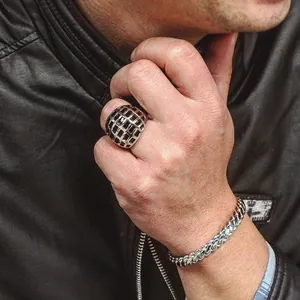 Retro silberfarbener klobiger Ring mit schwarzem Gittermuster für Herren und Damen Mode