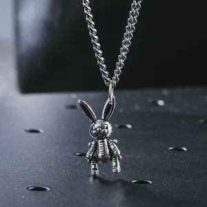 Punk stijl robot konijn hanger ketting in 925 zilver met industriële achtergrond