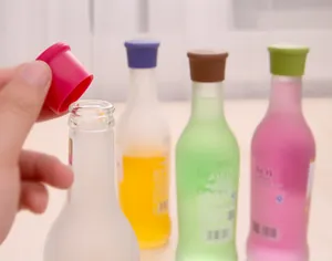 Vista dettagliata di tappi per bottiglie in silicone colorato per uso alimentare e tenuta