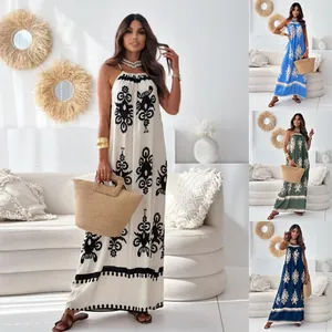 Boho-Maxikleid mit Blumendruck und Neckholder in vier verschiedenen lebhaften Farben