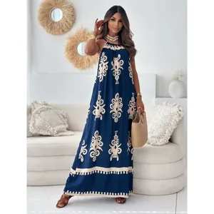 Elegantes marineblaues Boho-Maxikleid mit weißem Print und schmalen Spaghettiträgern