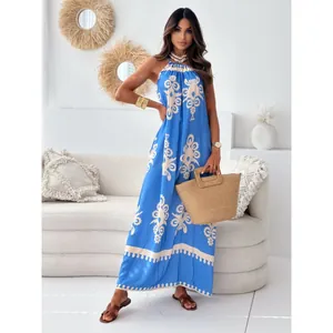 Elegantes blau-weißes Maxikleid mit Blumendruck und Halfter für den Sommerurlaub